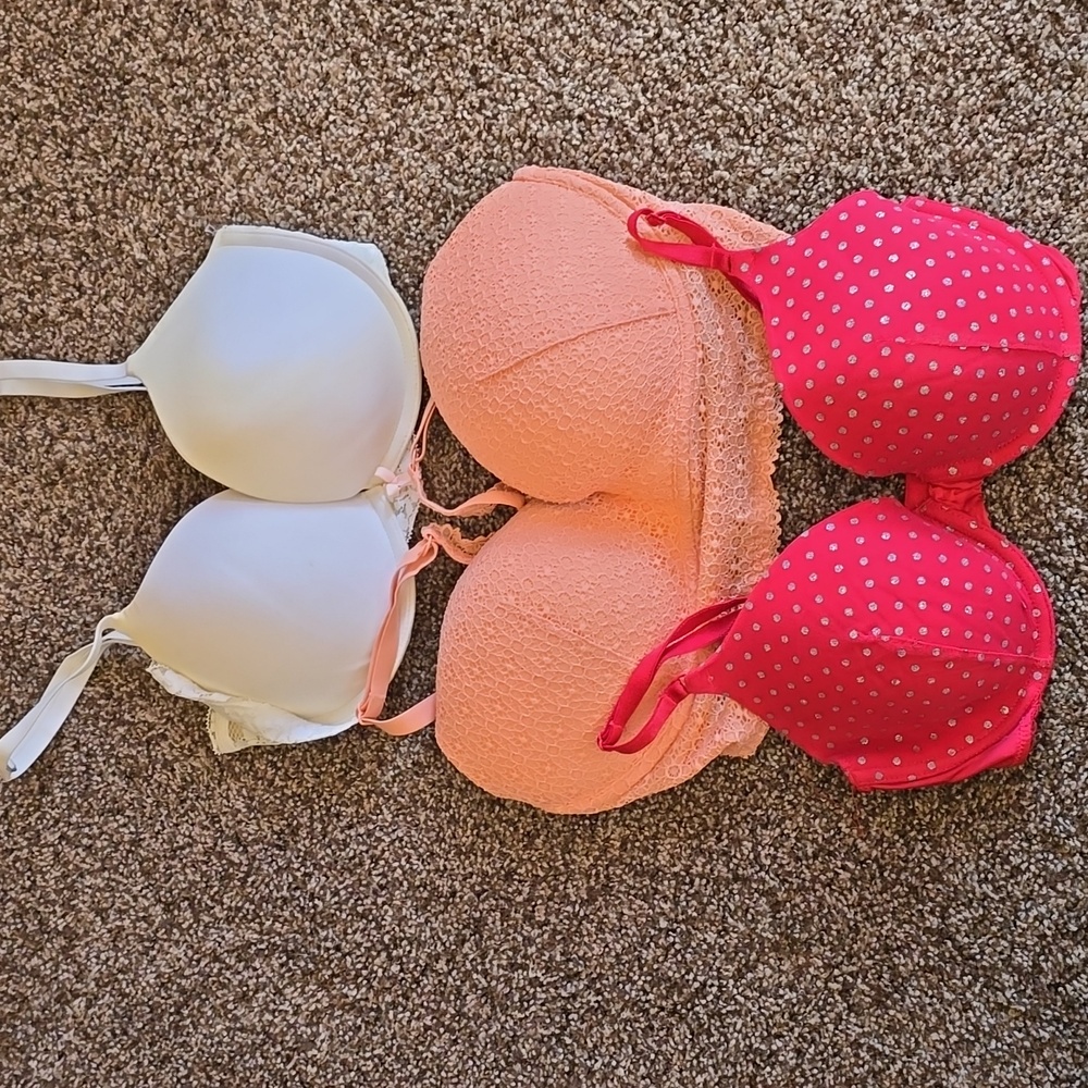 Womens bras 2 VS, 1 Gilly Hicks